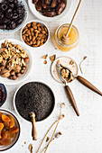 Zutaten für eine Gebäckfüllung: Mohn, Nüsse, Trockenfrüchte und Honig