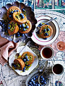 Friands mit Heidelbeeren, Pistazien und Honig