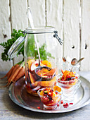 Nahöstlicher Fruchtsalat mit Karotten im Glas