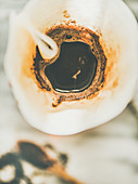 Filterkaffee aufbrühen, Blick von oben in Filter