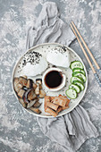 Buddha Bowl - Onigiri, gebratener Tofu, Gurke, gebratene Aubergine mit Misosauce, Sojasauce