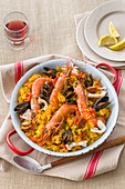 Katalanische Paella mit Meeresfrüchten und Fleisch