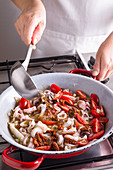 Eine Tintenfisch-Paella zubereiten