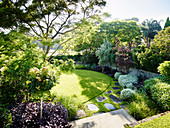 Blick auf eleganten Garten mit Rasenfläche