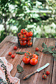 Frische Tomaten auf Gartentisch
