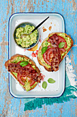 Toast mit Avocadopüree und Bacon