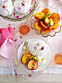 Pavlova mit Pfirsichen und Passionsfruchtsauce
