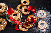 Karlsbader Ringe zu Weihnachten mit roter Schleife und Hagelzucker