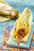 Tamales (gefüllte Maisblätter) mit Hähnchenfüllung