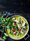 Grünes Thai-Curry mit Huhn, Bohnen und Chili