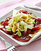Carpaccio aus Carne Salade (Gebeiztes Fleisch, Trentino, Italien) mit weißen Bohnen