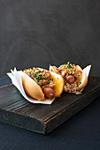 Hot Dog New York Style mit Cheddar und Sauerkraut