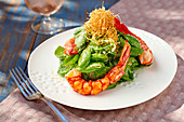 Spinach salad with prawns