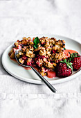 Kichererbsenmehl-Crumble mit Rhabarber und Erdbeeren