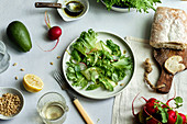 Grüner Blattsalat mit Zutaten