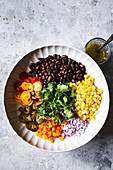 Salad Bowl mit schwarzen Bohnen, Mais, Chili, Tomaten und Zwiebeln