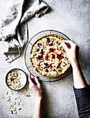 Kleiner Ricottakuchen mit Marmelade (Italien) wird mit Mandeln garniert