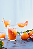 Clementinen-Cocktail in Gläsern