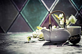 Stillleben mit asiatischer Teekanne, Teesieb und Kirschblütenzweigen
