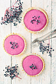 Small cheesecakes filled with cream cheese and elderberries
