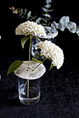 Hortensien im selbstgemachten Vasenaufsatz aus Modelliermasse