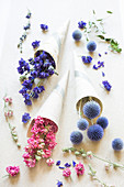 Getrocknete Blumen in Spitztüten aus Papier