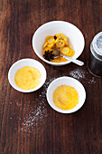 Crème brûlée vom Zitronengras mit eingelegten Kumquats