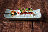 Thunfischtatar auf Sushi-Reis mit Wasabi-Soja-Espuma und frittierten Schalotten