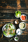 Falafel mit Rohkost und Joghurtdressing im Salatblatt