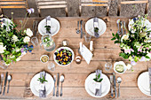 Festlich gedeckter Tisch mit Blumenarrangements