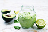 Joghurt-Avocado-Dressing mit Koriandergrün und Limetten