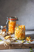 Kimchi mit Ingwer, Knoblauch, Chili und Frühlingszwiebeln im Glas
