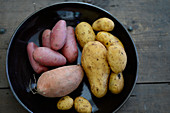 Verschiedene Kartoffelsorten auf Teller