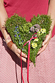 Heart-shaped arrangement of flax, lady's mantle, marjoram and viper's bugloss