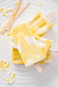 Mango-Joghurt-Eis mit rosa Pfeffer