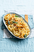 Spaghettini mit Zucchiniragout, frittierten Salbeiblättern und Walnüssen