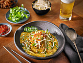 Kokos-Curry-Nudelsuppe mit Sprossen (Asien)