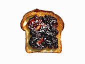 Eine Scheibe Toast mit Traubenmarmelade