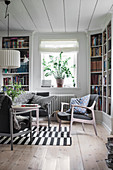 Wohnzimmer im Skandinavischen Stil mit Bücherregalen