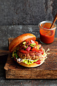 Hamburger mit Barbecue-Salat