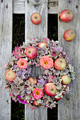 Spätsommerlicher Kranz aus Hortensien, Zinnien und Äpfeln
