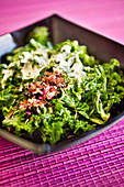 Vegan kale with Tahinsauce and rose petals