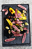 Gegrilltes Flat Iron Steak mit Paprika-Artischocken-Gemüse