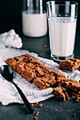 Schokoladen-Brownies vor einem Glas Milch
