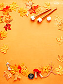 Oranger Fond mit Herbstlaub am Rand