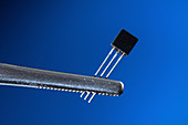 Electronic transistor