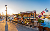 Verkaufsstand mit Andenken und Seeschwämmen auf einem Boot in Chania (Kreta, Griechenland)