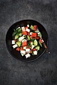 Wassermelonen-Salat mit Feta, Salatgurke, Minze und Limetten-Dressing