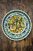Tabouleh (Couscous-Salat mit Tomaten, Salatgurke, roter Zwiebel, Petersilie und Minze)