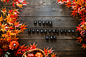 Schrift HAPPY THANKSGIVING DAY auf Holztisch mit Herbstdeko